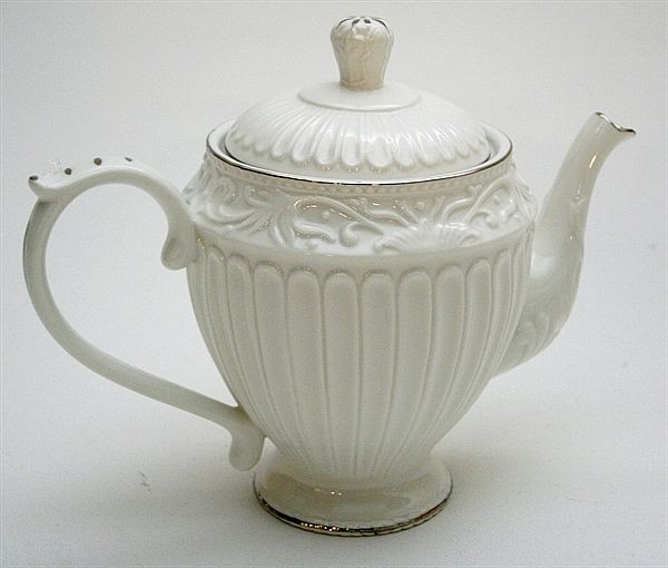 Teapot pearl white